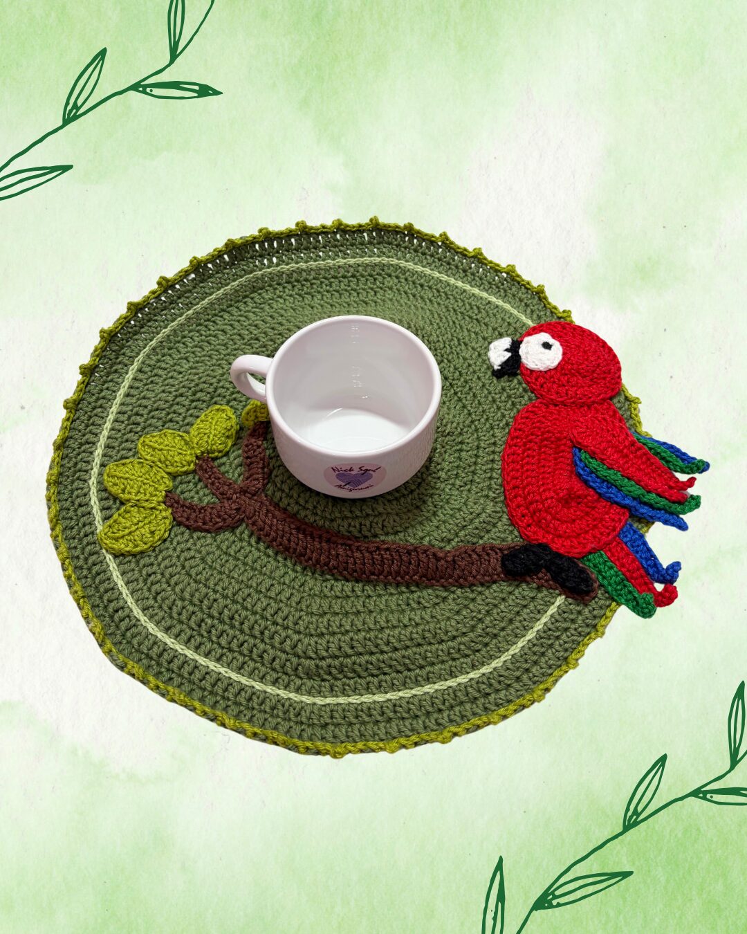 Sousplat de Crochê Artesanal com Arara – 32 cm | Decoração de Mesa